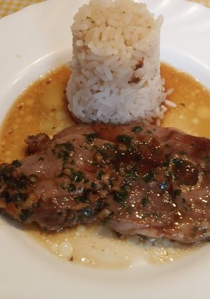 Una foto de Chuletas de pavo al horno o en sartén con arroz blanco