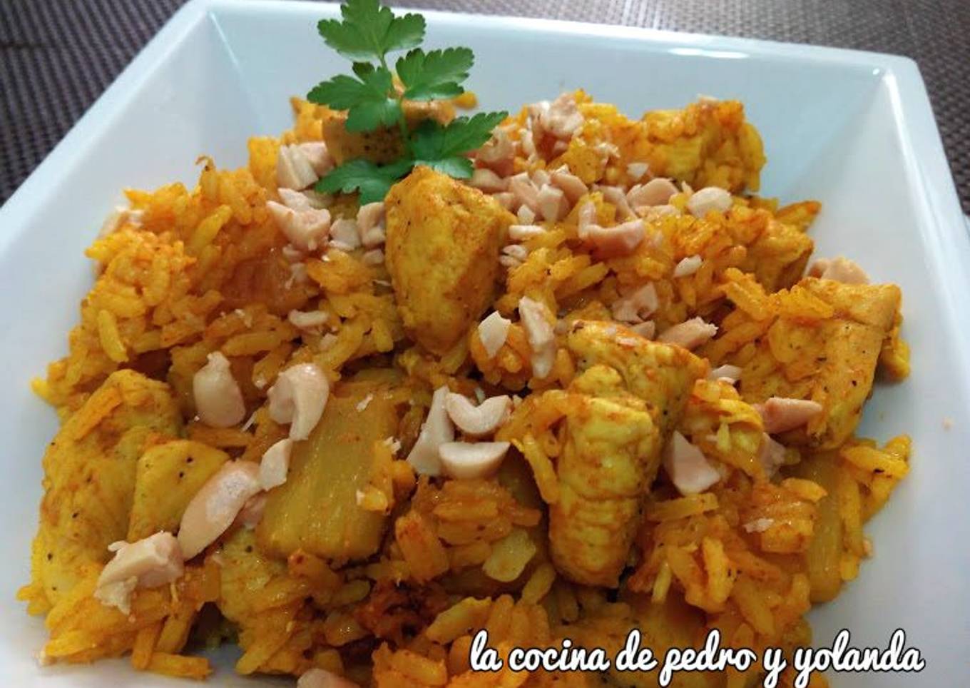 Arroz con pollo y piña al curry