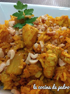Una foto de Arroz con pollo y piña al curry