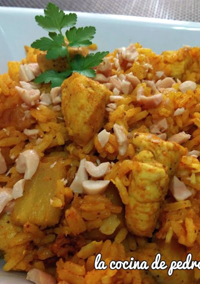 Una foto de Arroz con pollo y piña al curry