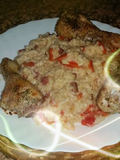 Una foto de Arroz a la milanesa con jamóncitos de pollo al horno by ya'acov