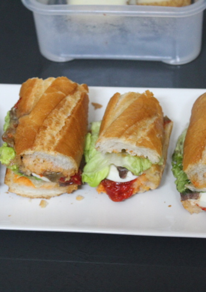 Una foto de Bocadillo de queso fresco y anchoas con pimientos asados