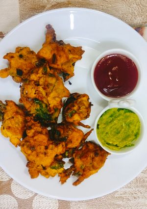 आटे और प्याज के पकौड़े Aate aur Payaj ke Pakode रेसिपी मुख्य फोटो