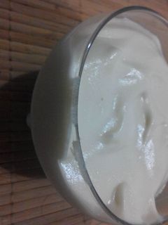 Una foto de Mousse de limón facil y sabroso
