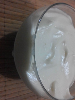 Una foto de Mousse de limón facil y sabroso