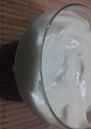 Una foto de Mousse de limón facil y sabroso