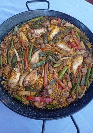 Una foto de Arroz con pollo, costilla y verdura