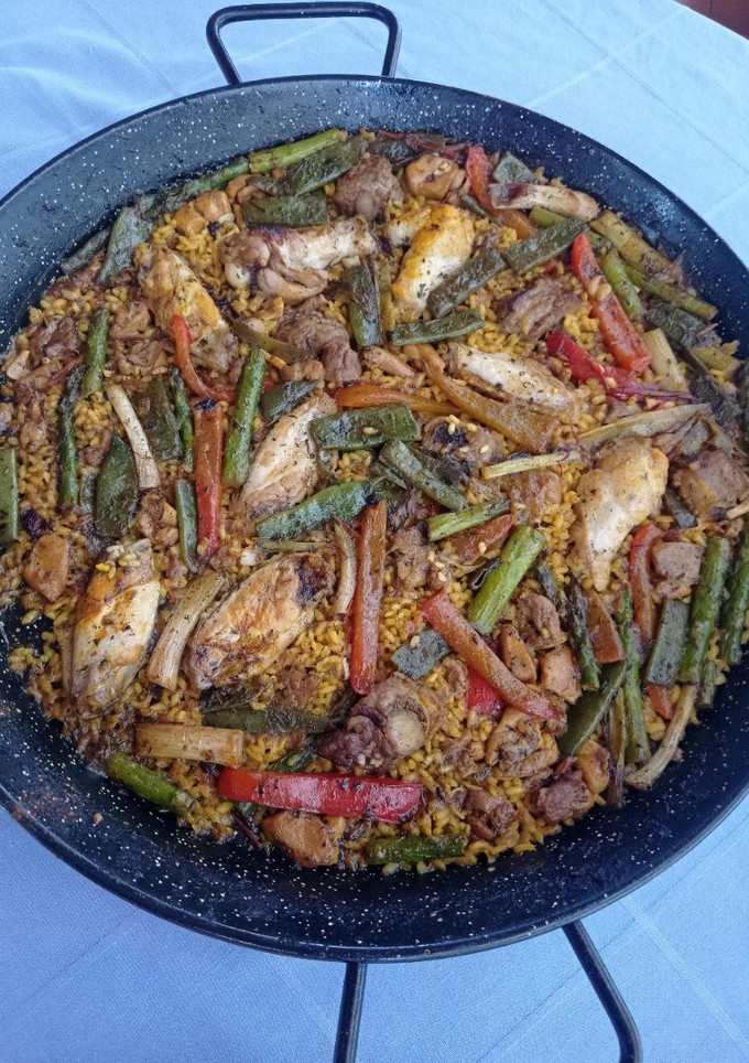 Una foto de Arroz con pollo, costilla y verdura