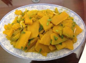 Hình của món Bí đỏ xào tỏi.