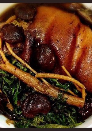 Hình của món Chân giò hầm thuốc Bắc, ngải cứu.