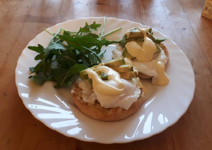 Eier Benedict mit Avocado auf Toast