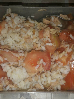 Una foto de Arroz blanco con atún y tomate