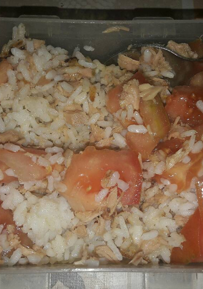 Una foto de Arroz blanco con atún y tomate