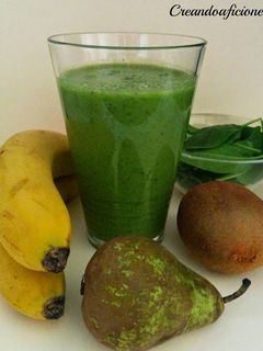 Una foto de Smoothie de espinacas, kiwi, pera y plátano