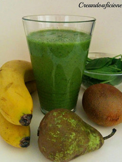 Una foto de Smoothie de espinacas, kiwi, pera y plátano