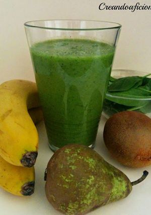Una foto de Smoothie de espinacas, kiwi, pera y plátano