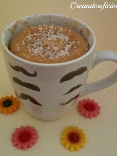 Una foto de Mug cake de plátano y canela