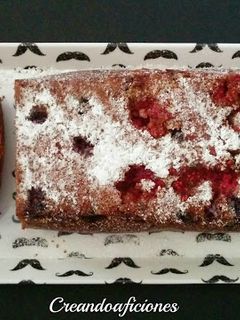 Una foto de Bizcocho de frambuesas y arándanos