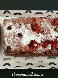Una foto de Bizcocho de frambuesas y arándanos