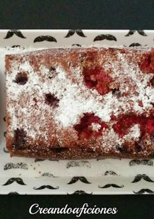 Una foto de Bizcocho de frambuesas y arándanos 