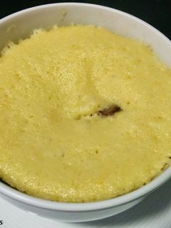 Una foto de Mug cake de vainilla con pepitas de chocolate