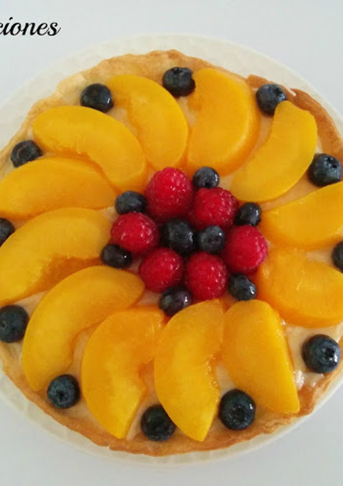 Una foto de Tartaletas de hojaldre con frutas y crema pastelera 