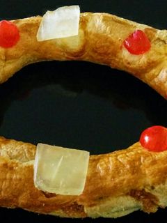 Una foto de Roscón de hojaldre relleno de mazapán