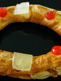 Una foto de Roscón de hojaldre relleno de mazapán