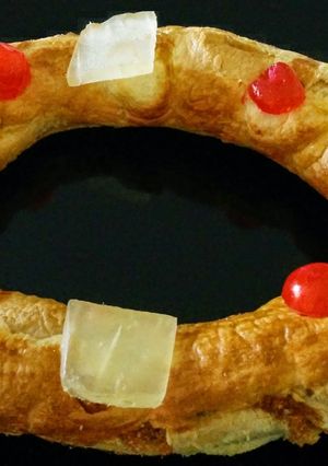 Una foto de Roscón de hojaldre relleno de mazapán