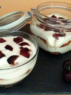 Una foto de Tiramisú de cerezas