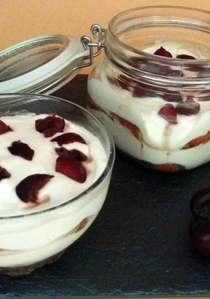 Una foto de Tiramisú de cerezas