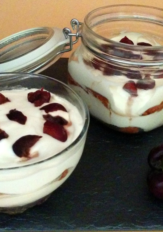 Una foto de Tiramisú de cerezas