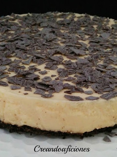 Una foto de Tarta mousse de naranja con base de galletas Oreo