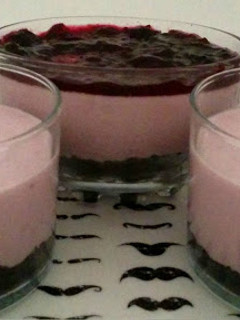Una foto de Cheesecake de arándanos, con queso fresco batido