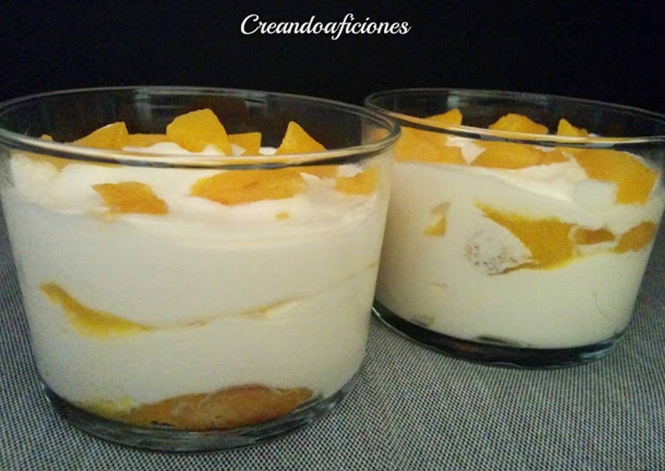 Vasos de tiramisú de melocotón