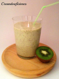 A picture of Smoothie de kiwi y plátano.