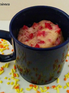 Una foto de Mug cake de fresas y chocolate blanco