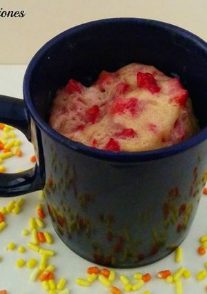 Una foto de Mug cake de fresas y chocolate blanco