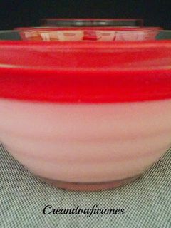 Una foto de Postre frío de yogur y gelatina de fresa