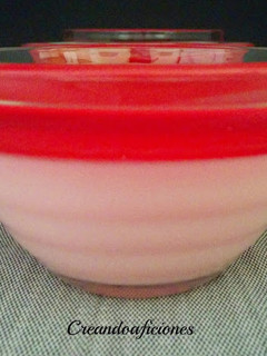 Una foto de Postre frío de yogur y gelatina de fresa