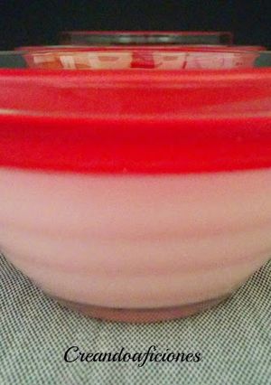 Una foto de Postre frío de yogur y gelatina de fresa