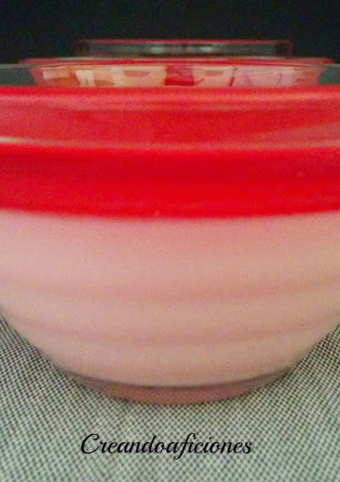 Una foto de Postre frío de yogur y gelatina de fresa