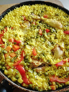 Una foto de Arroz con pollo y vegetales