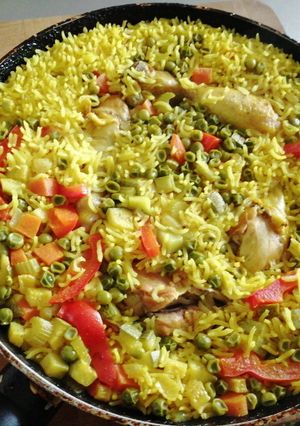 Una foto de Arroz con pollo y vegetales