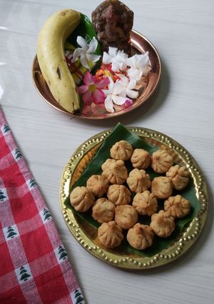 A picture of Fried Mawa Modak.