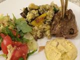 Cordero horneado, cous cous con vegetales