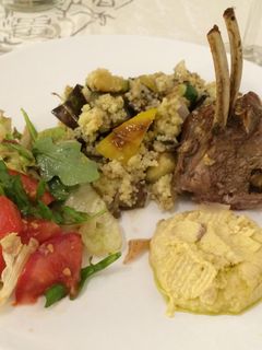 Una foto de Cordero horneado, cous cous con vegetales