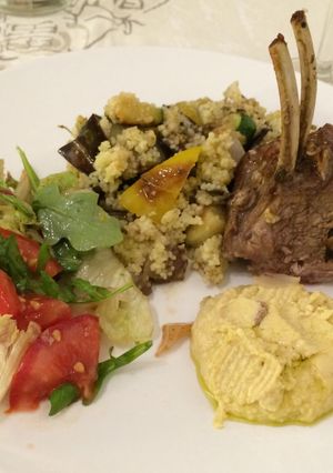 Una foto de Cordero horneado, cous cous con vegetales