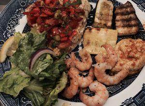 Una foto de Atun, gambas y verduras grilladas