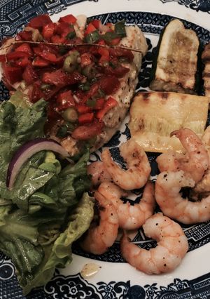 Una foto de Atun, gambas y verduras grilladas